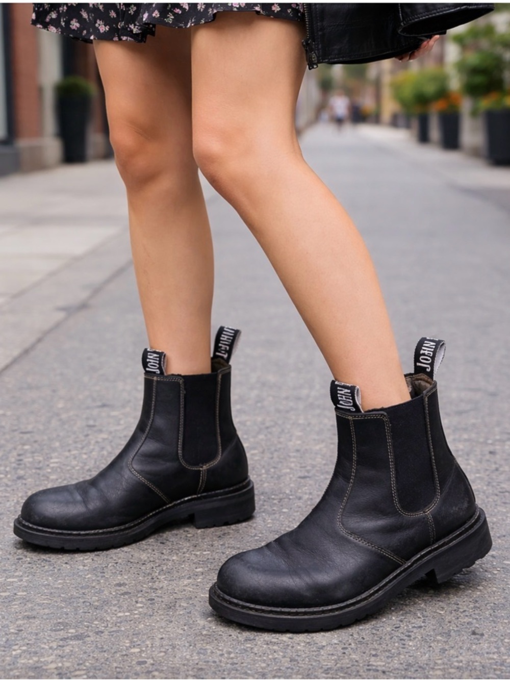 Authentic John Fluevog black Chelsea Ankle Boots - Women's Slip-On Comfort